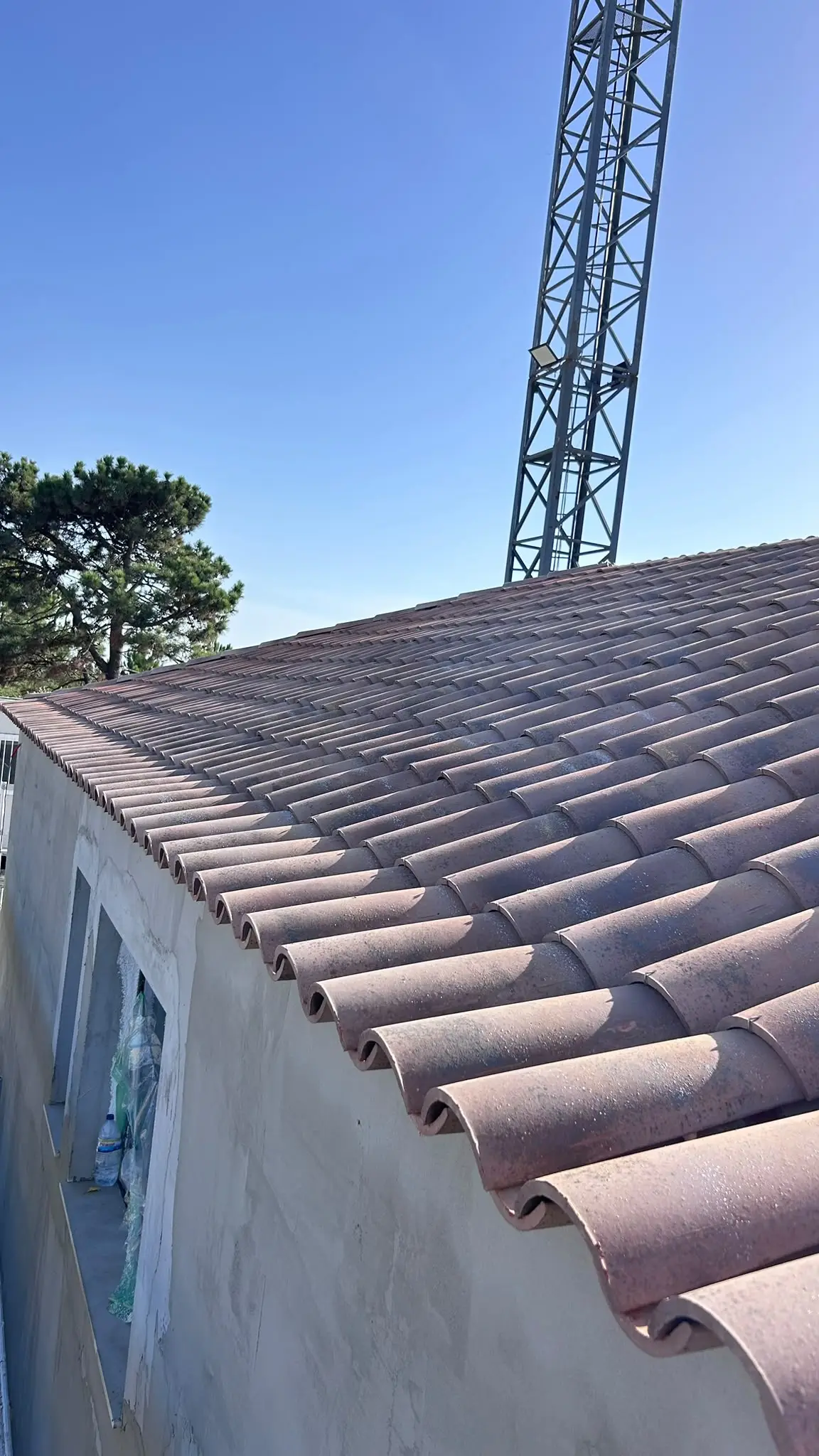 Beiral de telha sobre fachada rebocada