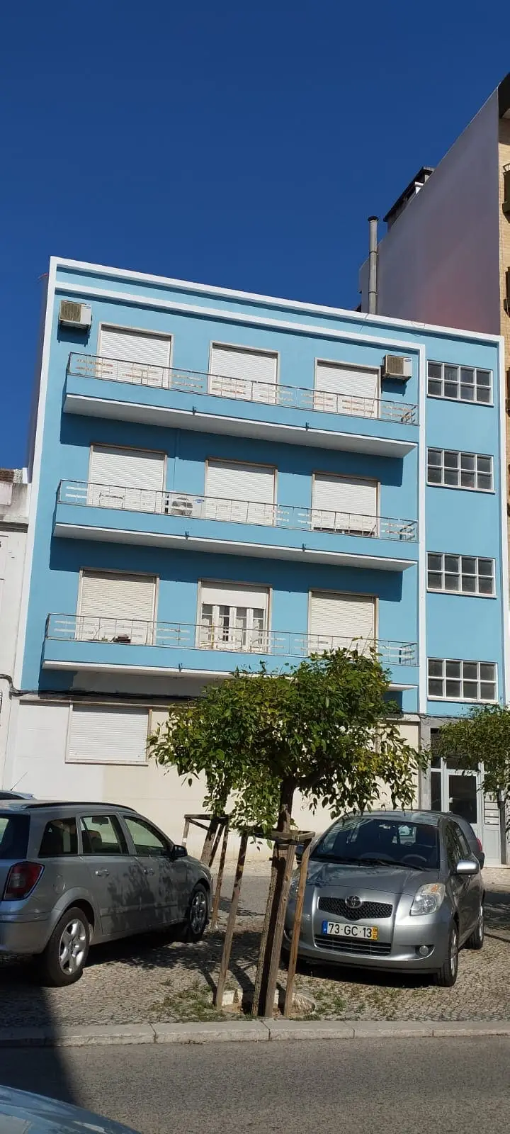 Prédio com fachada pintada de azul