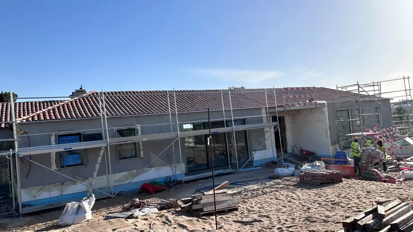 Fachada rebocada e cobertura em telha numa moradia nova