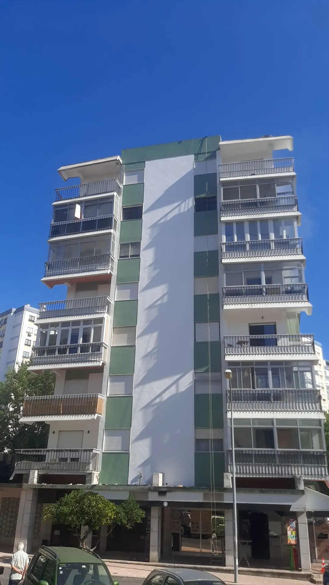 Edifício com fachada renovada