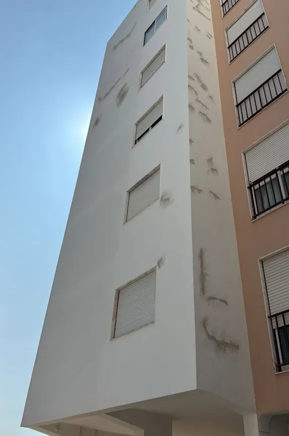 Fachada de edificio con manchas de humedad a tratar
