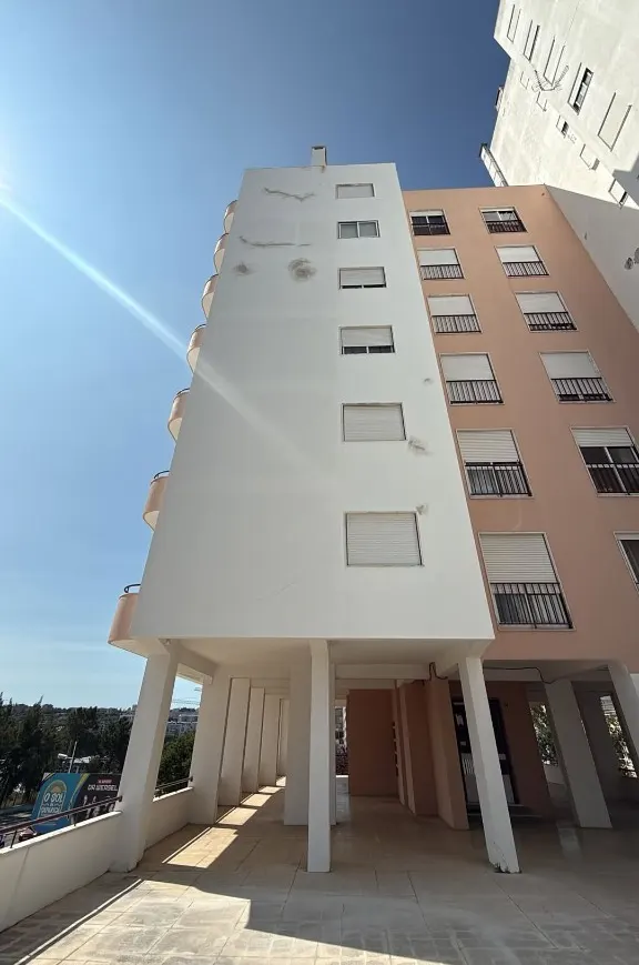 Fachada de edificio después de lavado y reparaciones