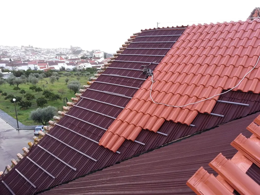 Subteja ST150 con ripas y teja cerámica en ejecución