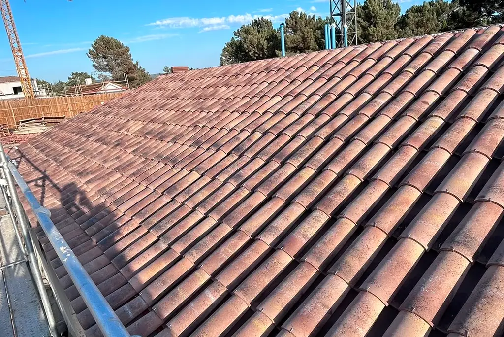 Cobertura em telha de canudo em obra com céu azul